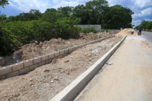 construcción de banquetas en solidaridad