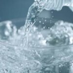 Beber poca agua eleva el cortisol: estudio revela más estrés en adultos